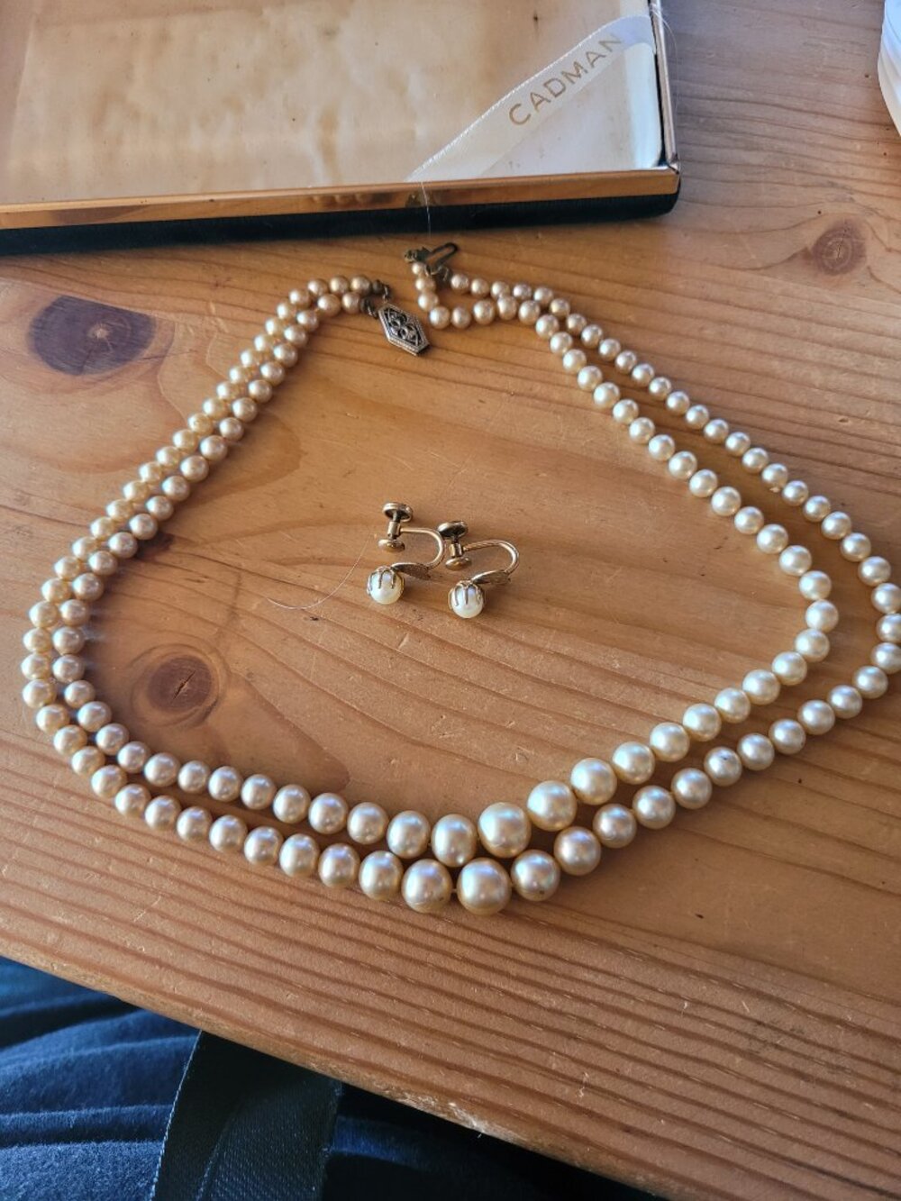 Vintage Double-stranded graduated pearl necklace w/earrings in velvet case